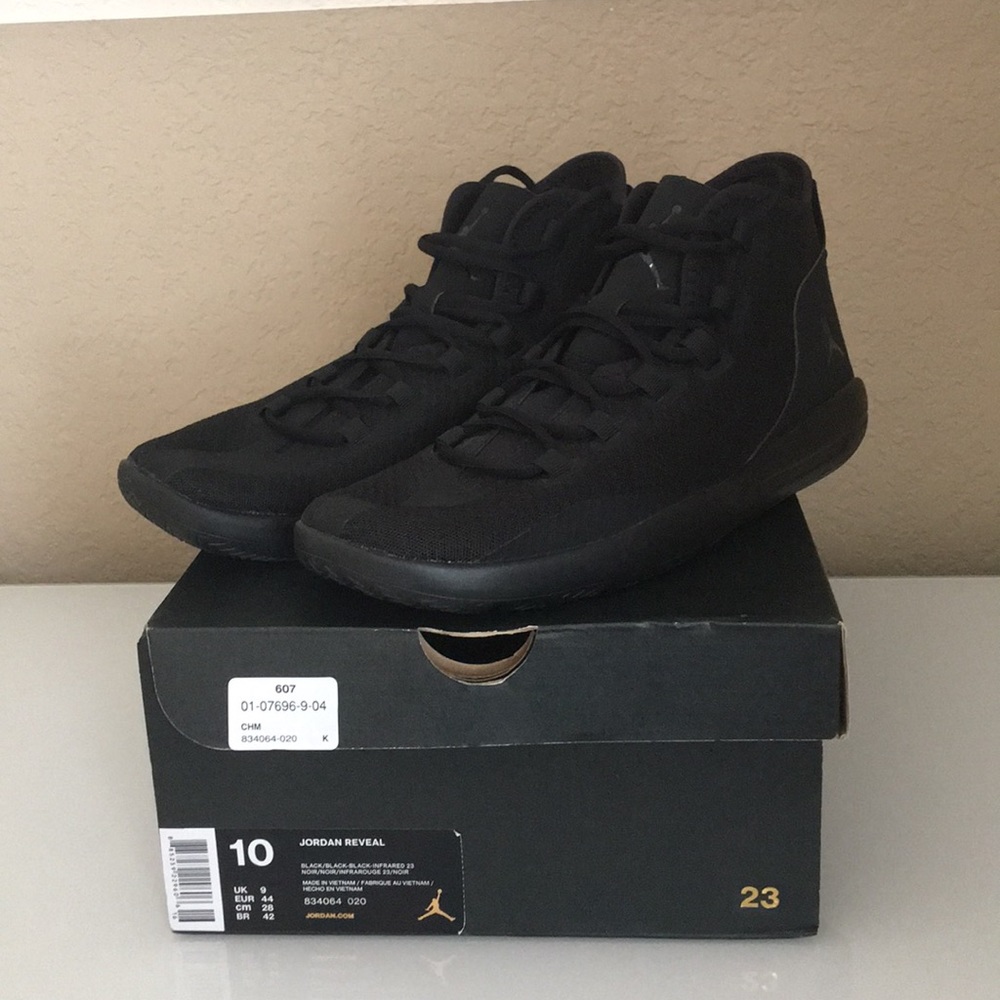 NIB Jordan Reveal, Triple Black, 10